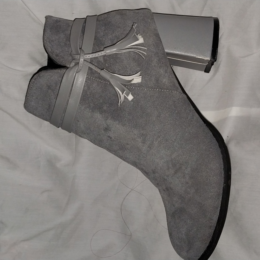 Womens size 9 Gray soft suede heeled boots